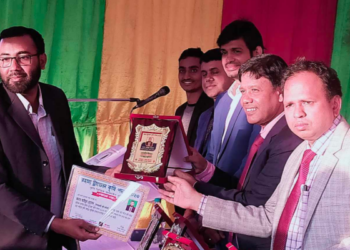 কৃষিখাতে বিশেষ অবদানে সম্মাননা স্মারক পেলেন পনেরো কৃষক-কৃষাণী