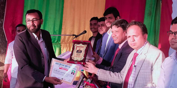 কৃষিখাতে বিশেষ অবদানে সম্মাননা স্মারক পেলেন পনেরো কৃষক-কৃষাণী