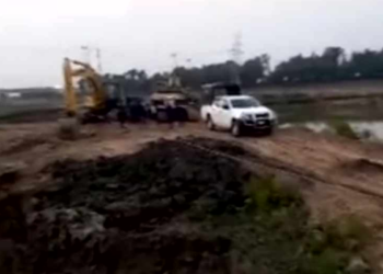 আখাউড়ায় সরকারি খালের মাটি কাটার দায়ে দুই লাখ ৫০ হাজার টাকা জরিমানা