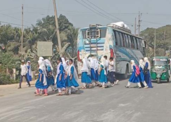 কুট্রাপাড়া   উচ্চ বিদ্যালয়ের সামনে ফুটওভার ব্রিজের দাবি দীর্ঘদিনের