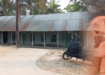 নামাজ পড়তে ডাকায় শিক্ষককের কান ছিঁড়ে দিলেন ছাত্র!