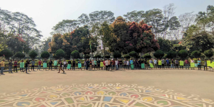 ইবিতে ফি সমন্বয়ের দাবিতে মানববন্ধন