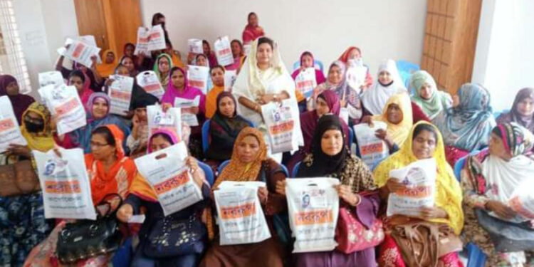 জামালপুরে মহিলা ইউপি সদস্যদের ঈদ উপহার দিলেন ফারহানা সোমা