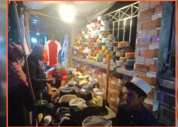 জমে উঠেছে টুপি, সুগন্ধি আতর ও সুরমার দোকান