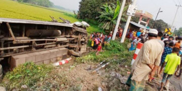 তারাকান্দায় দুই বা‌সের মু‌খোমুখী সংঘ‌র্ষ, নিহত – ২