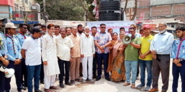 তীব্র গরমে জামালপুর পৌরসভার উদ্যোগে সুপেয় পানি বিতরণ