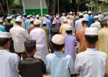 জামালপুরে বৃষ্টির জন্য চোখের পানি ফেলে বিশেষ নামাজ ও দোয়া