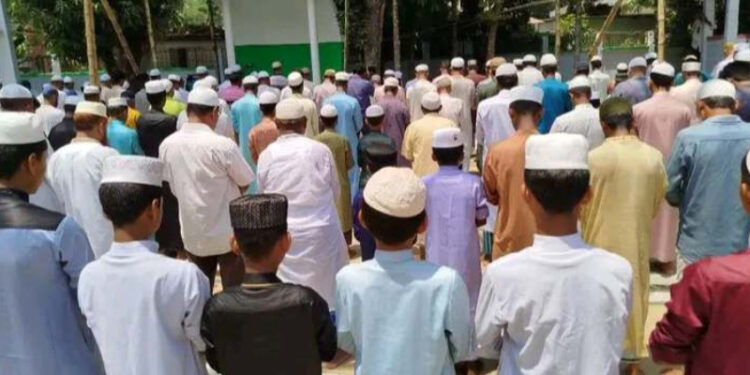 জামালপুরে বৃষ্টির জন্য চোখের পানি ফেলে বিশেষ নামাজ ও দোয়া