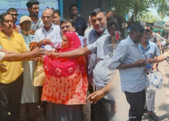 নাটোরে ছাত্রদলের উদ্যোগে বিশুদ্ধ পানি ও খাবার স্যালাইন বিতরণ