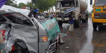 সোনারগাঁয়ে সড়ক বিভাজকে অ্যাম্বুলেন্সের ধাক্কা, রোগীর মৃত্যু!