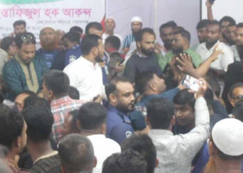 রূপগঞ্জে প্রতীক বরাদ্দের   সময় রিটার্নিং কর্মকর্তার   সামনে দুই মেয়র প্রার্থীর হাতাহাতি