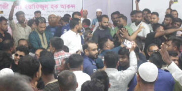 রূপগঞ্জে প্রতীক বরাদ্দের   সময় রিটার্নিং কর্মকর্তার   সামনে দুই মেয়র প্রার্থীর হাতাহাতি