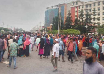 চাকরীচ্যুত ও বকেয়া বেতন পরিশোধের দাবিতে মহাসড়ক অবরোধ
