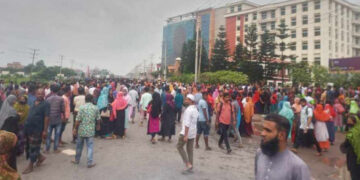 চাকরীচ্যুত ও বকেয়া বেতন পরিশোধের দাবিতে মহাসড়ক অবরোধ