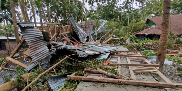 আমতলী পৌরসভায়  ঘুর্নিঝড় রিমেলে ক্ষতিগ্রস্থ পরিবার এখনো ঘুরে দাড়াতে পারেনি