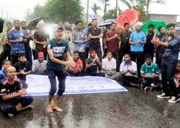 বৃষ্টির বাঁধা উপেক্ষা করে বশেমুরবিপ্রবিতে বাংলা ব্লকেড, পুলিশের শক্ত অবস্থান