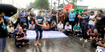 বৃষ্টির বাঁধা উপেক্ষা করে বশেমুরবিপ্রবিতে বাংলা ব্লকেড, পুলিশের শক্ত অবস্থান