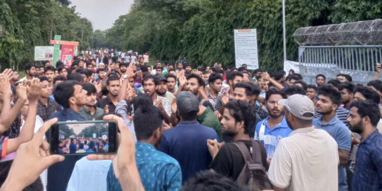 কোটা আন্দোলনে হামলার প্রতিবাদে বেরোবি শিক্ষার্থীদের বিক্ষোভ