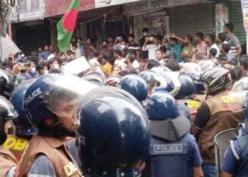 নরসিংদীতে ছাত্রলীগের সাথে শিক্ষার্থীদের সংঘর্ষ,আহত-১২