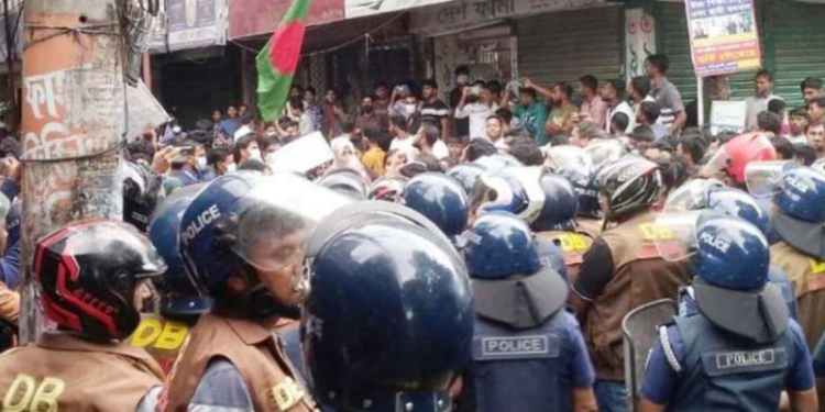 নরসিংদীতে ছাত্রলীগের সাথে শিক্ষার্থীদের সংঘর্ষ,আহত-১২