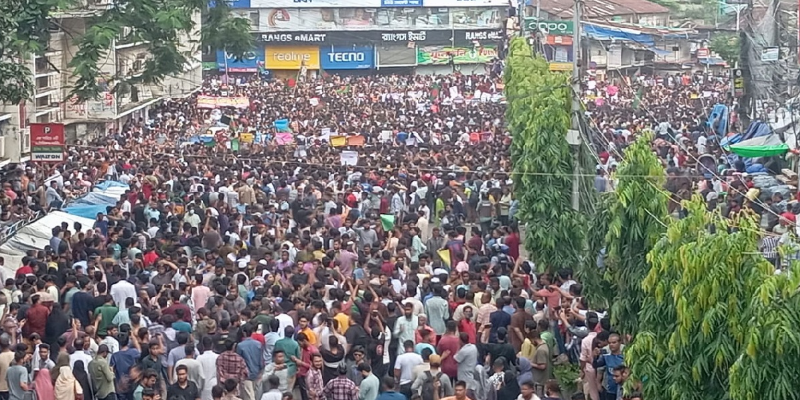 চট্টগ্রামে শিক্ষার্থী-জনতার ঢল