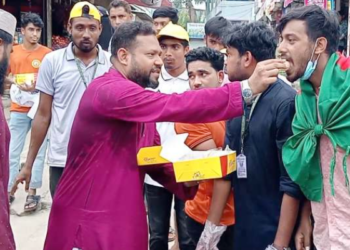 জামালপুরে শিক্ষার্থী ও বিভিন্ন সমাজ সেবা সংগঠনের মাঝে খাবার বিতরণ
