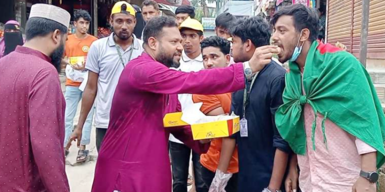 জামালপুরে শিক্ষার্থী ও বিভিন্ন সমাজ সেবা সংগঠনের মাঝে খাবার বিতরণ