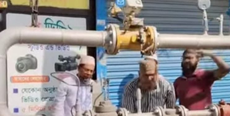 সোনারগাঁয়ে অবৈধ গ্যাস সংযোগ দেওয়ার সময় বিস্ফোরণ, ৭ জন দগ্ধ।