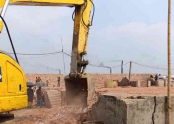 কেরানীগঞ্জে অবৈধ ইটভাটা গুঁড়িয়ে দিল প্রশাসন