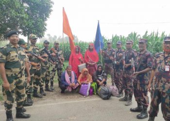 ভারতে আটক ৫ বাংলাদেশী নাগরিককে পতাকা বৈঠকে ফেরত