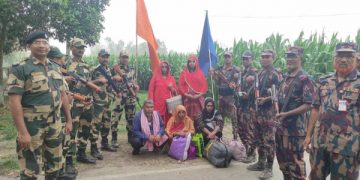 ভারতে আটক ৫ বাংলাদেশী নাগরিককে পতাকা বৈঠকে ফেরত