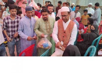 সোনারগাঁয়ে স্বেচ্ছাসেবক দলের ঈদ উপহার বিতরণ