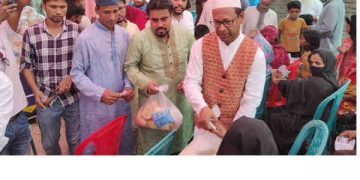 সোনারগাঁয়ে স্বেচ্ছাসেবক দলের ঈদ উপহার বিতরণ