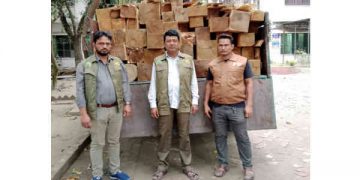 সোনারগাঁয়ে অবৈধ চোরাই কাঠসহ ট্রাক আটক
