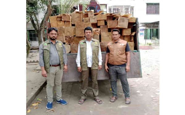 সোনারগাঁয়ে অবৈধ চোরাই কাঠসহ ট্রাক আটক