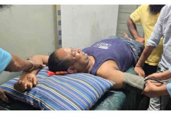 রূপগঞ্জে সাংবাদিককে ইট দিয়ে থেঁতলে দিলো সন্ত্রাসীরা