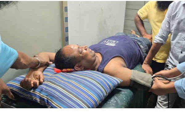 রূপগঞ্জে সাংবাদিককে ইট দিয়ে থেঁতলে দিলো সন্ত্রাসীরা