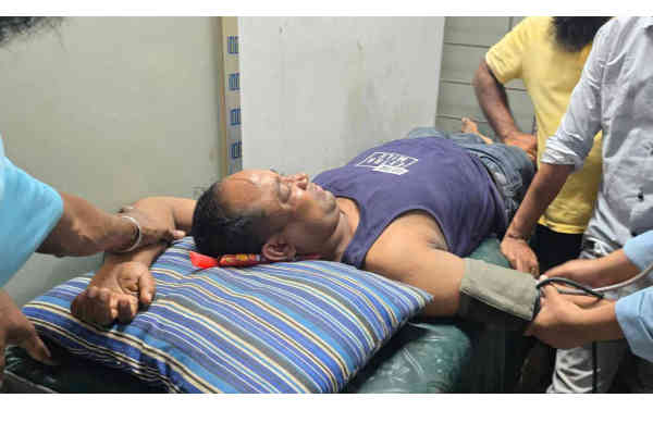 রূপগঞ্জে সাংবাদিককে ইট দিয়ে থেঁতলে দিলো সন্ত্রাসীরা