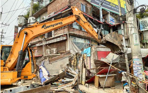 সোনারগাঁয়ে মহাসড়কে আ’লীগ কার্যালয়সহ সহস্রাধিক অবৈধ স্থাপনা উচ্ছেদ