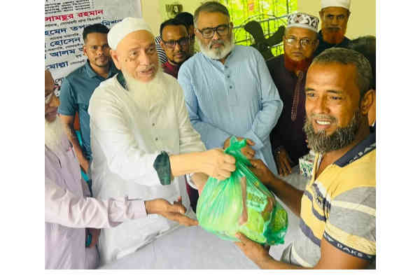 সোনারগাঁয়ে নিন্ম আয়ের মানুষের মাঝে বিএনপির খাবার ও ঈদ সামগ্রী বিতরণ