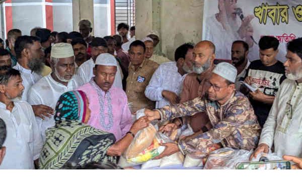 সোনারগাঁয়ে শতাধিক অসহায় ও দুস্থ পরিবারের মধ্যে ঈদ সামগ্রী বিতরণ 