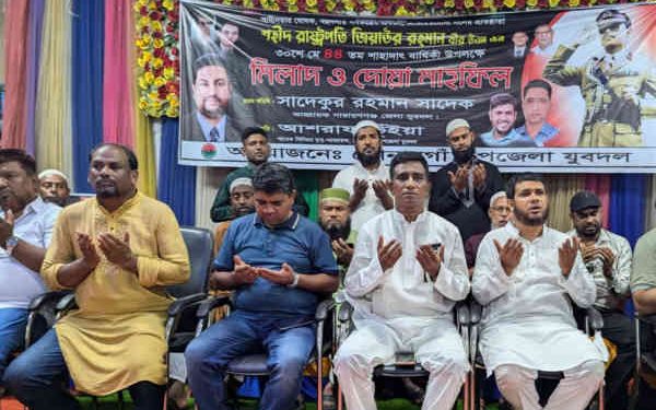 চাঁদাবাজির দায়ে বহিষ্কৃত যুবদল নেতার সাথে একই মঞ্চে জেলা যুবদলের আহবায়ক