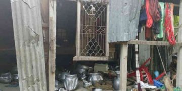 সোনারগাঁয়ে যুবককে কুপিয়ে পায়ের রগ কাটলো যুবলীগ, বাড়িঘর ভাংচুর ও লুটপাট