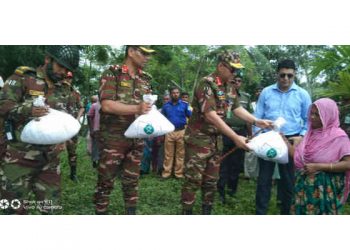 হাতীবান্ধায় বন্যা কবলিত এলাকায় সেনাবাহিনীর ত্রান বিতরণ