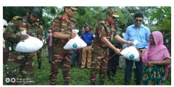 হাতীবান্ধায় বন্যা কবলিত এলাকায় সেনাবাহিনীর ত্রান বিতরণ