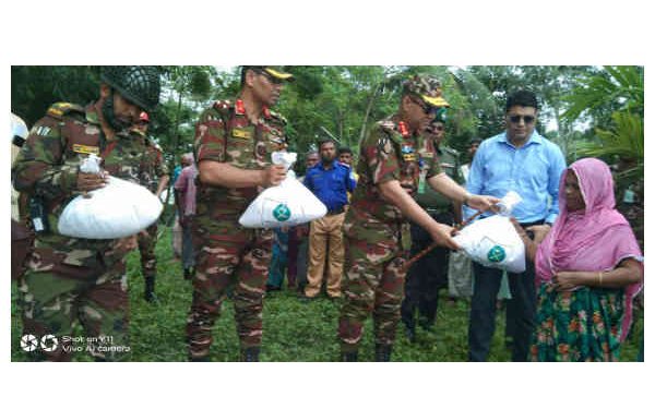 হাতীবান্ধায় বন্যা কবলিত এলাকায় সেনাবাহিনীর ত্রান বিতরণ