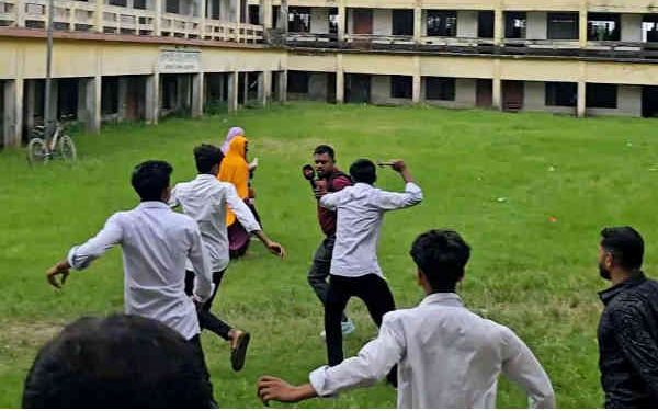 রূপগঞ্জে জনতা উচ্চ বিদ্যালয়ে ৪১ শিক্ষার্থীকে পিটিয়ে আহত, সাংবাদিকদের হাতুড়ি পেটা