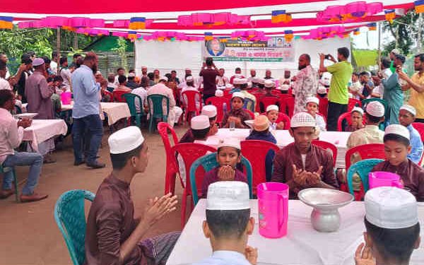 সোনারগাঁয়ে যুবদলের দোয়া ও মাদ্রাসা শিক্ষার্থীদের মাঝে খাবার বিতরণ