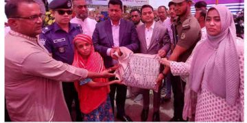 রূপগঞ্জে পানিবন্দিদের মাঝে জেলা প্রশাসকের খাদ্য সামগ্রী বিতরণ