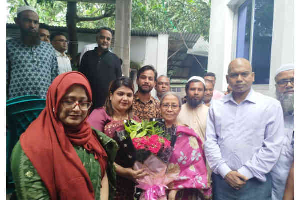 নারায়ণগঞ্জে জামদানি পল্লী পরিদর্শনে উপদেষ্টা ফরিদা আখতার